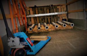 Stahlrohre auf Holzhalterung