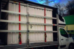 kleiner Container auf Planensprinter LKW