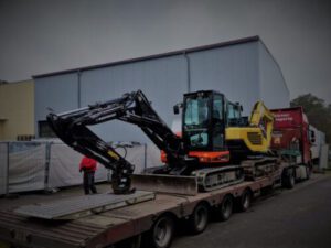 Kettenbagger auf LKW Tieflader