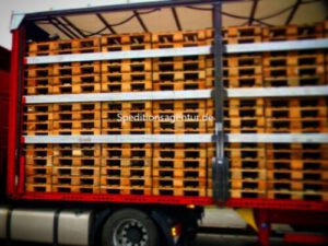 Leerpaletten gestapelt auf LKW