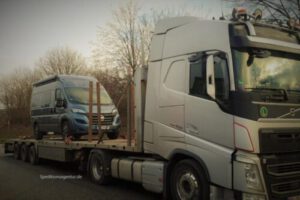 Wohnmobil auf Tieflader LKW